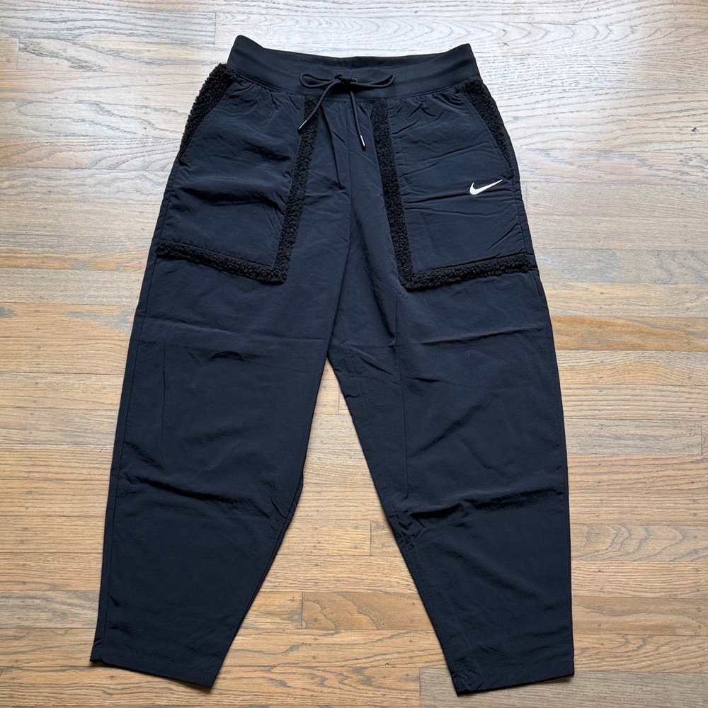 Nike Sports Essential High-Rise Woven Curve Pants - Black Sherpa Pockets Medium